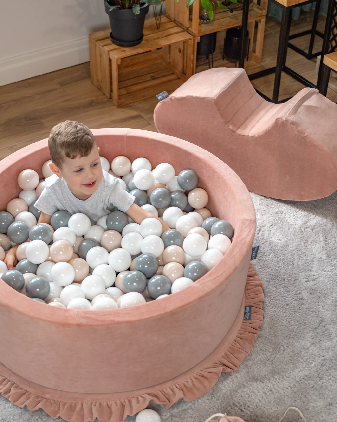 Bunte KiddyMoon Bälle in einem Bällebad — Nahaufnahme