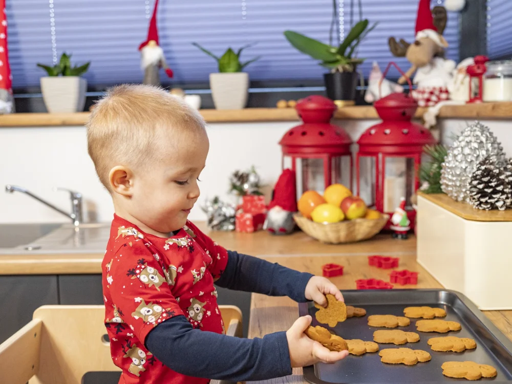 Kleiner Junge bei Weihnachtsplätzchen