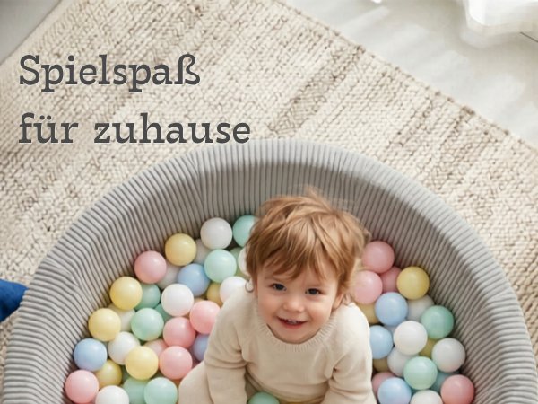 Junge im Bällebad