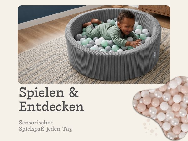 Junge im Bällebad