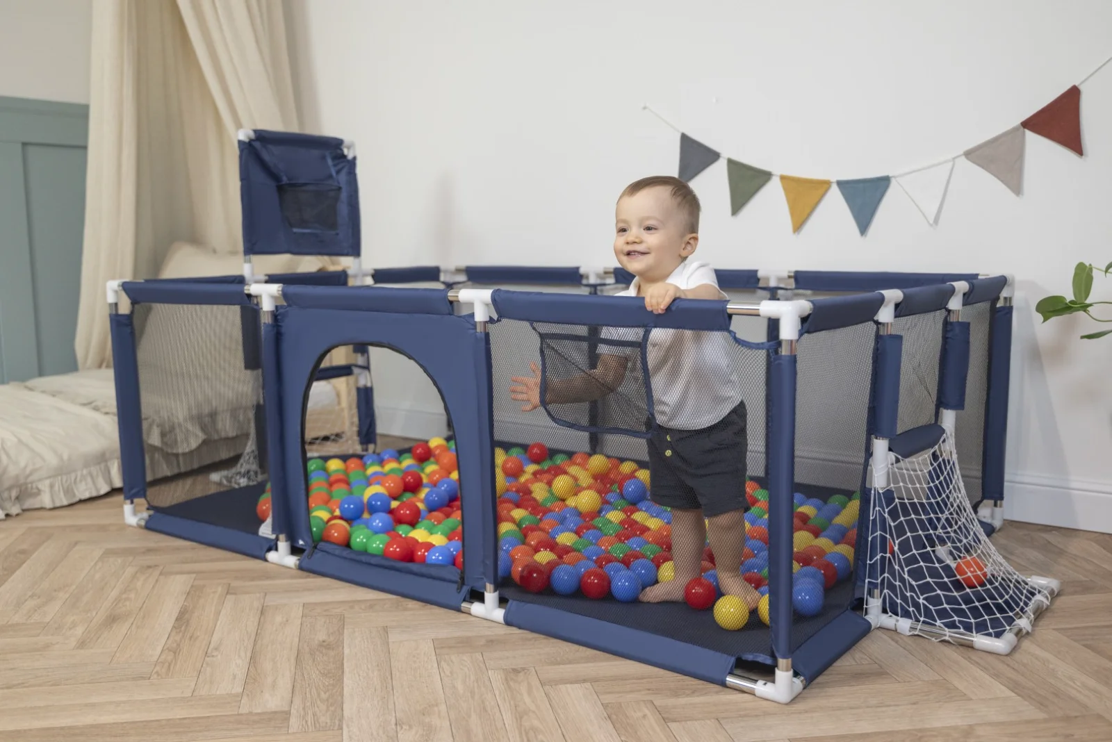 Marineblauer Laufstall mit Basketballkorb und Fußballtor