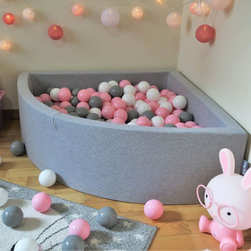 KiddyMoon Bällebad Bällepool mit bunten Bällen 7Cm  für Babys Kinder Quadrat, Hellgrau: Weiß/ Grau/ Rosa