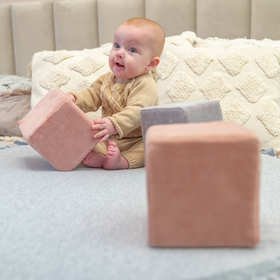 KiddyMoon Schaumstoff Würfel für Baby aus Velours Weiche Blöcke Schaum Spielzeug Montessori-Spielzeug mit Schaum und viel Spaß für Kinder, Hergestellt in der EU, Blöcke: Waldgrün-Wüstenrosa-Berggrau