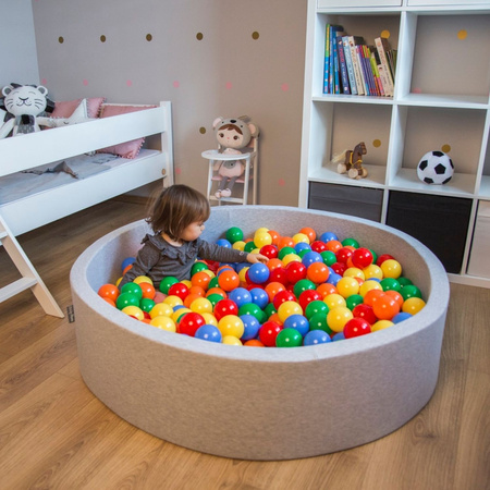 KiddyMoon Quadrat Bällebad Bällepool ∅ 7Cm Eckig Ballgruben Für Babys Spielbad Kleinkinder, Hergestellt in der EU, hellgrau:gelb-grün-blau-rot-orange, 120x30cm/600 Bälle