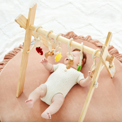KiddyMoon Hölzerne Spielzeug für Kleinkinder mit hängenden Elementen Spiel Montessori Spielzeug für Kleinkind Übung Baby Gym, Natürlich mit Waldgrün Spielmatte, UNI