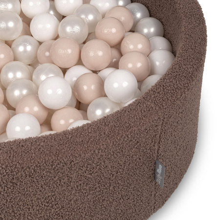 KiddyMoon Bällebad für Baby mit Teddy-Plüsch, Größere 7 cm Bälle für Eine Vollere Füllung, ab 8 Monaten, Abnehmbarer Bezug, Braun: Pastellbeige/Weiß/Perle, 90 x 30 cm 300 Bälle
