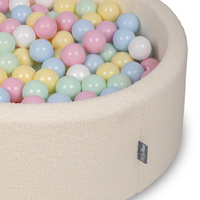 KiddyMoon Bällebad für Baby mit Teddy-Plüsch, Größere 7 cm Bälle für Eine Vollere Füllung, ab 8 Monaten, Abnehmbarer Bezug, Creme: Pastellblau/Pastellgelb/Weiß/Mint/Puderrosa, 90 x 30 cm 300 Bälle