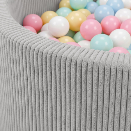 KiddyMoon Bällebad Kinder Schaumstoff, weicher Rippbezug, waschbar, Hellgrau: Pastellblau/Pastellgelb/Weiß/Minze/Puderrosa, 90 x 30 cm 200 Bälle