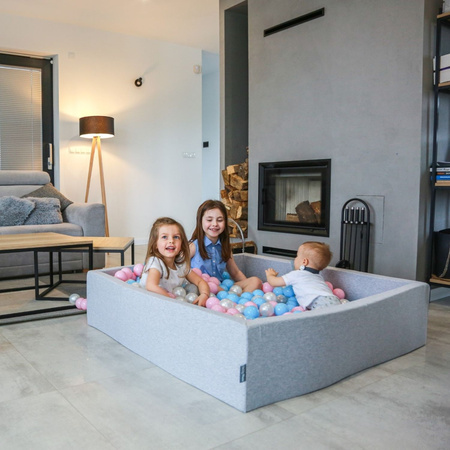 KiddyMoon Quadrat Bällebad Bällepool ∅ 7Cm Eckig Ballgruben Für Babys Spielbad Kleinkinder, Hergestellt in der EU, hellgrau:babyblau-puderrosa-perle, 120x30cm/1000 Bälle