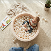 KiddyMoon Bällebad für Baby mit Teddy-Plüsch, Größere 7 cm Bälle für Eine Vollere Füllung, ab 8 Monaten, Abnehmbarer Bezug, Creme: Perle/Transparent, 90 x 30 cm 200 Bälle