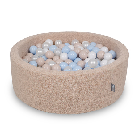 KiddyMoon Bällebad für Baby mit Teddy-Plüsch, Größere 7 cm Bälle für Eine Vollere Füllung, ab 8 Monaten, Abnehmbarer Bezug, Beige: Pastellbeige/Pastellblau/Weiß/Perle, 90 x 30 cm 300 Bälle