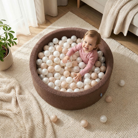 KiddyMoon Bällebad für Baby mit Teddy-Plüsch, Größere 7 cm Bälle für Eine Vollere Füllung, ab 8 Monaten, Abnehmbarer Bezug, Braun: Pastellbeige/Weiß/Perle, 90 x 30 cm 300 Bälle