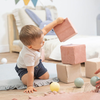 KiddyMoon Schaumstoff Würfel für Baby aus Velours Weiche Blöcke Schaum Spielzeug Montessori-Spielzeug mit Schaum und viel Spaß für Kinder, Hergestellt in der EU, Blöcke:Sandbeige/Wüstenrosa, 12 Stücke