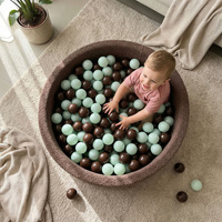 KiddyMoon Bällebad für Baby mit Teddy-Plüsch, Größere 7 cm Bälle für Eine Vollere Füllung, ab 8 Monaten, Abnehmbarer Bezug, Braun: Pastellbeige/Weiß/Perle, 90 x 30 cm 300 Bälle