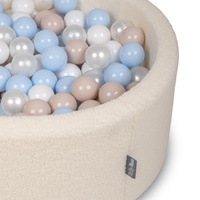 KiddyMoon Bällebad für Baby mit Teddy-Plüsch, Größere 7 cm Bälle für Eine Vollere Füllung, ab 8 Monaten, Abnehmbarer Bezug, Creme: Pastellbeige/Pastellblau/Weiß/Perle, 90 x 30 cm 200 Bälle