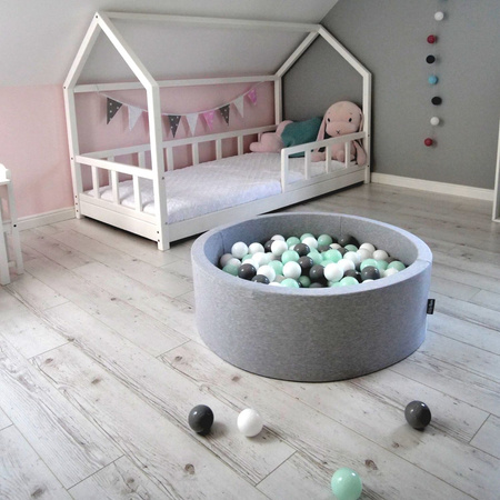 KiddyMoon Bällebad Bällepool mit bunten Bällen ∅ 7Cm  für Babys Kinder Rund, hellgrau:weiß/grau/minze, 90 x 30 cm 300 Bälle