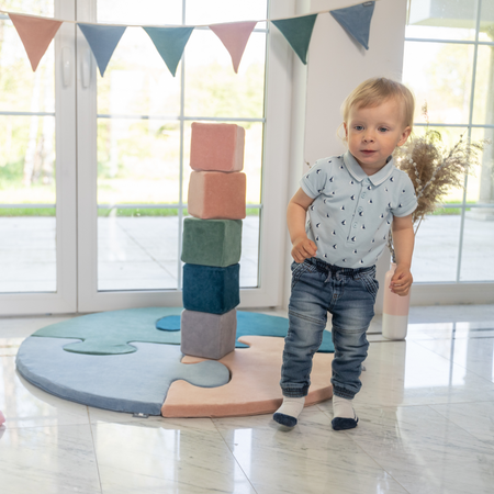 KiddyMoon Schaumstoff Würfel für Baby aus Velours Weiche Blöcke Schaum Spielzeug Montessori-Spielzeug mit Schaum und viel Spaß für Kinder, Blöcke:Lagunetürkis-Waldgrün-Wüstenrosa-Eisblau-Berggrau, 24 Stücke