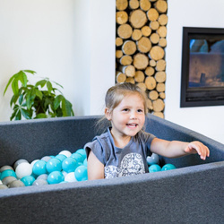 KiddyMoon Kinder Bälle für Bällebad Baby Spielbälle Plastikbälle ∅7cm Made in EU, grau/weiß/türkis, 50 Bälle/7cm