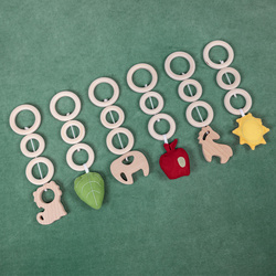 KiddyMoon Hölzerne Spielzeug für Kleinkinder mit hängenden Elementen Spiel Montessori Spielzeug für Kleinkind Übung Baby Gym, natur/waldgrün, UNI