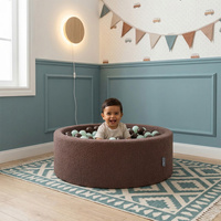 KiddyMoon Bällebad für Baby mit Teddy-Plüsch, Größere 7 cm Bälle für Eine Vollere Füllung, ab 8 Monaten, Abnehmbarer Bezug, Braun: Pastellbeige/Weiß/Perle, 90 x 30 cm 300 Bälle