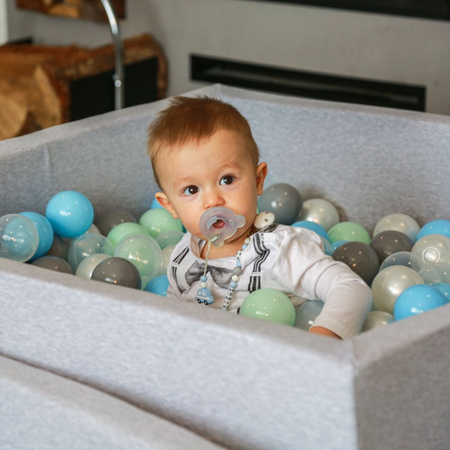 KiddyMoon Quadrat Bällebad Bällepool ∅ 7Cm Eckig Ballgruben Für Babys Spielbad Kleinkinder, Hergestellt in der EU, hellgrau:perle-grau-transparent-babyblau-mint, 120x30cm/600 Bälle
