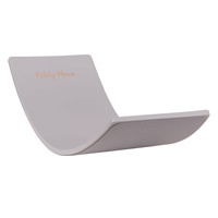 KiddyMoon Balance Board aus Holz für Kinder, Babys Montessori Spielzeug, Gleichgewicht, Balancieren Babys Holzspielzeug, Balancebrett Wackelbrett Gleichgewicht, Grau, 83x29,5x1,7 cm/Filz