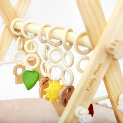 KiddyMoon Hölzerne Spielzeug für Kleinkinder mit hängenden Elementen Spiel Montessori Spielzeug für Kleinkind Übung Baby Gym, natürlich/hellgrau, UNI