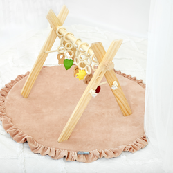 KiddyMoon Hölzerne Spielzeug für Kleinkinder mit hängenden Elementen Spiel Montessori Spielzeug für Kleinkind Übung Baby Gym, Natürlich mit Waldgrün Spielmatte, UNI