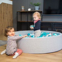 KiddyMoon Quadrat Bällebad Bällepool ∅ 7Cm Eckig Ballgruben Für Babys Spielbad Kleinkinder, Hergestellt in der EU, hellgrau:grau-weiß-türkis, 120x30cm/600 Bälle