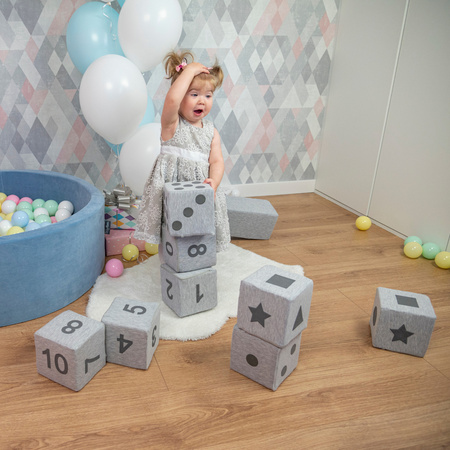 KiddyMoon Schaumstoff Würfel für Baby Weiche Blöcke Schaum Spielzeug Montessori-Spielzeug mit Schaum und viel Spaß für Kinder, Hergestellt in der EU, Mix: hellgrau-drucken, 4 Stücke