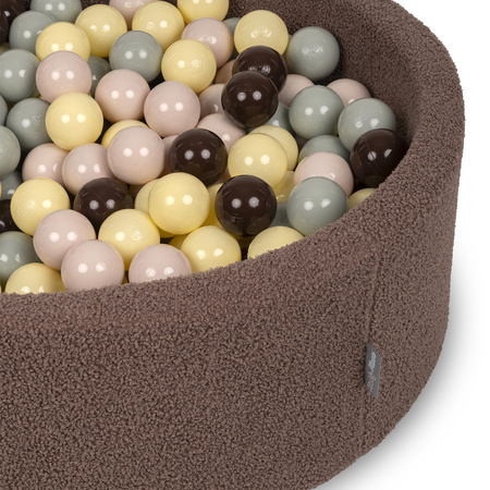 KiddyMoon Bällebad für Baby mit Teddy-Plüsch, Größere 7 cm Bälle für Eine Vollere Füllung, ab 8 Monaten, Abnehmbarer Bezug, Braun: Pastellbeige/Grün Grau/Pastellgelb/Braun, 90 x 30 cm 200 Bälle