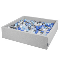 KiddyMoon Quadrat Bällebad Bällepool ∅ 7Cm Eckig Ballgruben Für Babys Spielbad Kleinkinder, Hergestellt in der EU, hellgrau: perle-blau-babyblau-transparent-silber, 120x30cm/600 Bälle