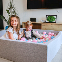 KiddyMoon Quadrat Bällebad Bällepool ∅ 7Cm Eckig Ballgruben Für Babys Spielbad Kleinkinder, Hergestellt in der EU, hellgrau:babyblau-puderrosa-perle, 120x30cm/200 Bälle