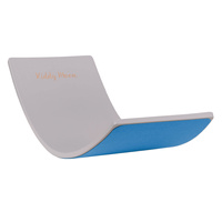 KiddyMoon Balance Board aus Holz für Kinder, Babys Montessori Spielzeug, Gleichgewicht, Balancieren Babys Holzspielzeug, Balancebrett Wackelbrett Gleichgewicht, Grau/Blau Filz, 83x29,5x1,7 cm/Filz