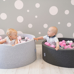 KiddyMoon Bällebad Bällepool mit bunten Bällen ∅ 7Cm  für Babys Kinder Rund, dunkelgrau:grau/weiß/hellpink, 90x30cm/300 Bälle
