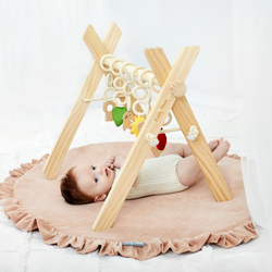 KiddyMoon Hölzerne Spielzeug für Kleinkinder mit hängenden Elementen Spiel Montessori Spielzeug für Kleinkind Übung Baby Gym, Natürlich mit Waldgrün Spielmatte, UNI