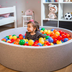 KiddyMoon Quadrat Bällebad Bällepool ∅ 7Cm Eckig Ballgruben Für Babys Spielbad Kleinkinder, Hergestellt in der EU, hellgrau:gelb-grün-blau-rot-orange, 120x30cm/600 Bälle