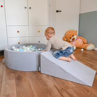 KiddyMoon Spielplatz aus Schaumstoff mit Bällebad und Bällen Hindernisläufen, hellgrau:perle/grau/transparent/babyblue/minze, Bällebad (100 Bälle) + Zwickel