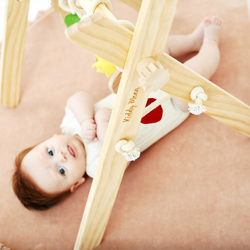 KiddyMoon Hölzerne Spielzeug für Kleinkinder mit hängenden Elementen Spiel Montessori Spielzeug für Kleinkind Übung Baby Gym, Natürlich, UNI