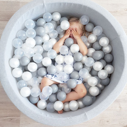 KiddyMoon Viertel Eckig Bällebad Bällepool ∅ 7Cm Ballgruben Für Babys Spielbad Kleinkinder, Hergestellt in der EU, hellgrau:weiß/grau, 90x30cm/300 Bälle