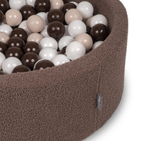 KiddyMoon Bällebad für Baby mit Teddy-Plüsch, Größere 7 cm Bälle für Eine Vollere Füllung, ab 8 Monaten, Abnehmbarer Bezug, Braun: Pastellbeige/Braun/Weiß, 90 x 30 cm 300 Bälle