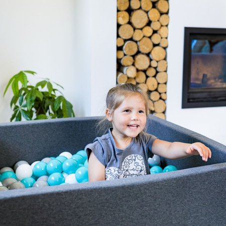 KiddyMoon Kinder Bälle für Bällebad Baby Spielbälle Plastikbälle ∅7cm Made in EU, grau/weiß/türkis, 50 Bälle/7cm
