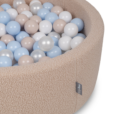 KiddyMoon Bällebad für Baby mit Teddy-Plüsch, Größere 7 cm Bälle für Eine Vollere Füllung, ab 8 Monaten, Abnehmbarer Bezug, Beige: Pastellbeige/Pastellblau/Weiß/Perle, 90 x 30 cm 300 Bälle