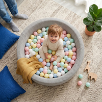 KiddyMoon Bällebad Kinder Schaumstoff, weicher Rippbezug, waschbar, Hellgrau: Pastellblau/Pastellgelb/Weiß/Minze/Puderrosa, 90 x 30 cm 200 Bälle