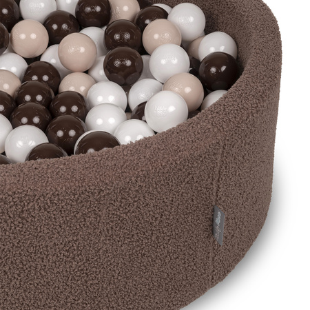 KiddyMoon Bällebad für Baby mit Teddy-Plüsch, Größere 7 cm Bälle für Eine Vollere Füllung, ab 8 Monaten, Abnehmbarer Bezug, Braun: Pastellbeige/Braun/Weiß, 90 x 30 cm 200 Bälle