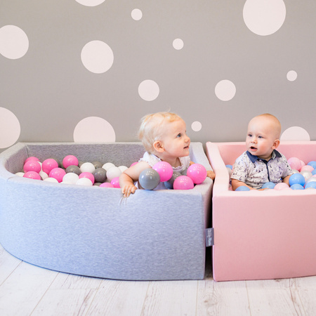 KiddyMoon Bällebad Bällepool mit bunten Bällen ∅ 7Cm  für Babys Kinder Rund, hellgrau:grau/weiß/hellpink, 90 x 30 cm 300 Bälle