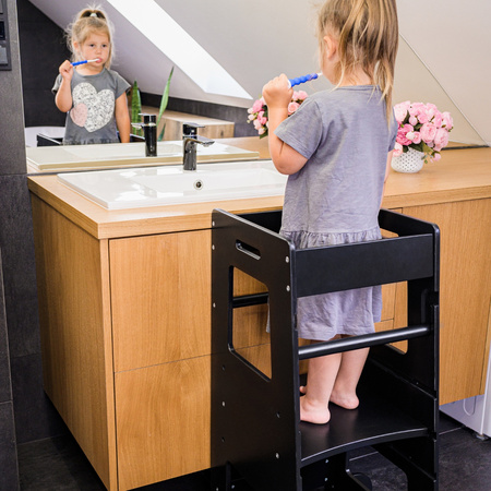 KiddyMoon Lernturm für Kinder ab 1 Jahr, Anti-Kipp-Schutz, 3-fach höhenverstellbar, Schutzbügel, Montessori Küchenhelfer, Schwarz/Natürlich, 91,5x39,3x49,4