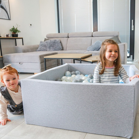 KiddyMoon Bällebad Bällepool mit bunten Bällen ∅ 7Cm für Babys Kinder Quadrat, hellgrau:perle/grau/transparent/baby blau/mint, 90x30cm/300 Bälle