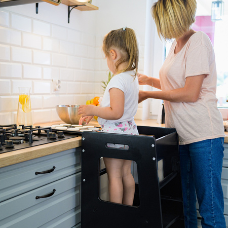 KiddyMoon Lernturm für Kinder ab 1 Jahr, Anti Kipp Schutz, Höhenverstellbar (3-stufiger), Montessori Learning Tower, Küchenhelfer, Höchste Sicherheit, inkl. Montagezubehör, Modell ST-003, Schwarz/Natürlich, 91,5x39,3x49,4