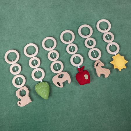 KiddyMoon Hölzerne Spielzeug für Kleinkinder mit hängenden Elementen Spiel Montessori Spielzeug für Kleinkind Übung Baby Gym, Natürlich mit Waldgrün Spielmatte, UNI